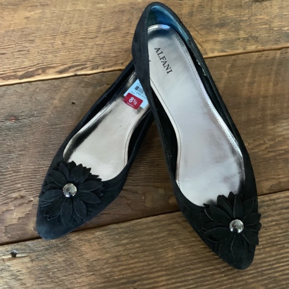BNWT ALFANI Suede Flower Flats with Slight heel